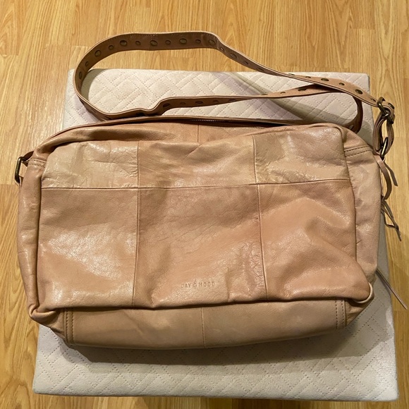 Day & Mood pale pink leather purse with adjustable strap - Picture 2 of 15